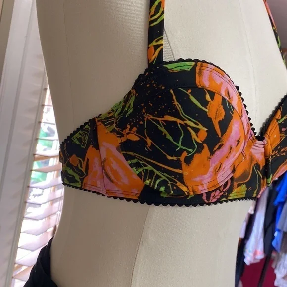 Bikini - Picture 5 of 10